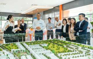 Dưới sự cố vấn của Sumitomo Forestry, Sales Gallery One Era ưu tiên sử dụng vật liệu gỗ sinh thái, đạt Chứng nhận công trình xanh EDGE Advanced với khả năng tiết kiệm đến 63% năng lượng tiêu thụ.